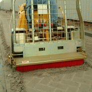 Balai pousseur RM 2x4/RM 4x4 - Knikmops Rollmops pour balayer le sable entre dalles récemment posées_1