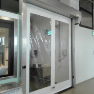 Porte rapide industrielle silencieuse - ZipGo Pharma - 3dB certifiés, basse perméabilité et entretien facile_1