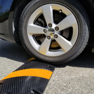 Ralentisseur de vitesse monobloc - 5 bandes réfléchissantes et 10 réflecteurs - haute visibilité - en caoutchouc recyclé_1