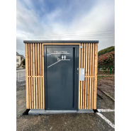 Cabine PMR avec finition Trespa, bois, béton et local technique disponible en version manuelle, semi-automatique ou automatique- réf. 2054_1