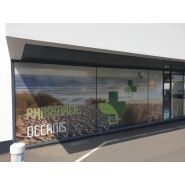 Vitrophanie sur mesure, idéal pour transformer une vitrine en une grande surface d'affichage imprimée - OUEST ENSEIGNES_2