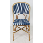 Chaise de jardin tressée bleue et blanche en rotin