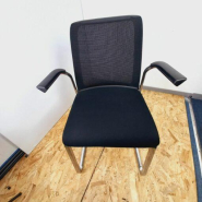 Chaise visiteur Eastside V2 Steelcase d'occasion - dossier en maille, structure métallique, accoudoirs fixes_1