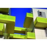 Garde-corps design Areal avec remplissage passant devant le nez de dalle