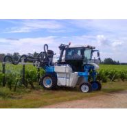 Tracteur enjambeur avec châssis monocoque et réservoirs intégrés