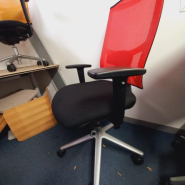 Chaise de bureau ergonomique Sitland - Team Strike Rouge d'occasion avec réglages multiples - dossier en maille, accoudoirs et support lombaire réglables_1