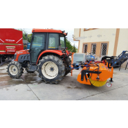 Tracteur de balayeuse de route monté à l'arrière - modèle Full avec godet, balai latéral et système d'arrosage_1