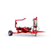 Équipement agricole pour enrubannage avec fourche de chargement latérale