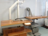 Équipement médical avec table coulissante et colonne de lumière