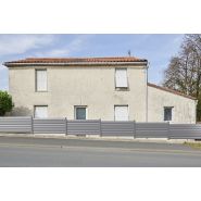 Clôture aluminium avec lames persiennes courbes pour occultation