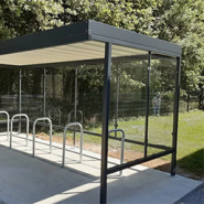 Abri vélos en acier à toiture plane - Capacité jusqu'à 12 vélos ou 4 motos - Structure galvanisée et habillage verre trempé_1