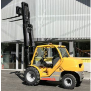 Chariot élévateur tout terrain diesel 2,5 T à louer - Polyvalent pour travaux industriels, construction et agriculture_1