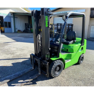 2 x Chariots élévateurs diesel CESAB d'occasion M315 D - 4 roues - 1500 kg - Mat triplex 4000 mm_1