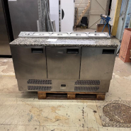 Saladette réfrigérée 3 portes avec dessus granit - Matériel d'occasion - Groupe incorporé, Thermostat électronique, Dégivrage automatique, Construction tout inox_1