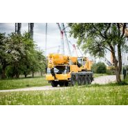 Grue mobile performante avec direction active des essieux arrière