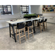 Table de réunion fonctionnelle et collaborative pour espaces professionnels modernes_1