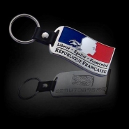 116 - Porte-clé drapeau en cuir et métal - Création française Curti Design - Modèle déposé_1