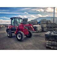 Chargeuse Yanmar 5 400 kg avec roues avant et arrière alignées