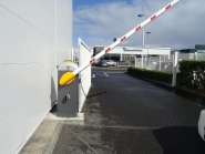 Barrières levantes motorisées - Survelec - Gestion de parkings et copropriétés_1