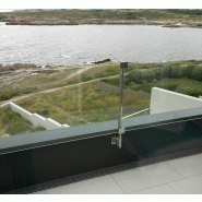 Garde-corps inox et verre - Modèle 301/302 avec poteaux inox pleins et panneaux de verre_1