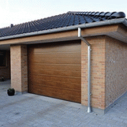 Porte de garage sectionnelle motorisée - ouverture plafond - panneau sandwich - portillon et hublot - isolation thermique et étanchéité à l'air - dimensions 350 x 308.5 cm_1