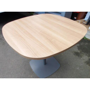 Table de réunion rectangulaire ou carrée en bois d'occasion - 80 x 80 cm - Pied central gris_1