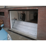 Système anti-inondation avec volets métalliques actionnés par coussins gonflables