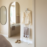 Échelle porte-vêtements Linn -White avec 3 barres pour suspendre vêtements, crochet pour cintres et section supérieure arrondie_1