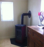 Poêle à granulés CLEO - finition acier bordeaux, télécommande et humidificateur - installation à Belcodène (13)_1