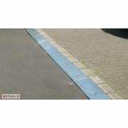 Rampe pour bord de trottoir avec perçages de fixation