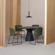 Chaise empilable Aryn Max - Design Jonathan Prestwich - Rembourrée ou plastique - Piètement acier ou traîneau_1