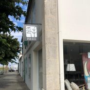 Enseigne drapeau Alu Dibond Effet Pochoir - L 70 x H 70 cm (carré)_1