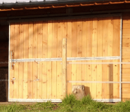 Porte coulissante pour équipements équestres - Bois Douglas - Sécurité et Confort pour Vos Chevaux_1