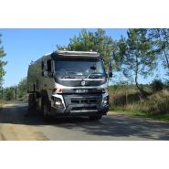Balayeuse Volvo FMX Sleeper 420 CV idéale pour le nettoyage des grandes surfaces