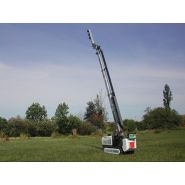 Taille-haie automoteur conçu pour élaguer les faces arrière des arbres en rideau