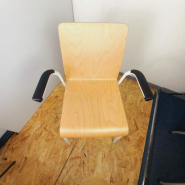 Chaise visiteur en bois d'occasion - Eastside - Empilable avec accoudoirs - 4 pieds - Style contemporain_1