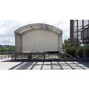 Plateforme de spectacle avec toit arrondi