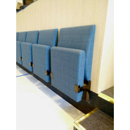 Chaise de salle de conférence et d'auditorium à gradins hauts - HLA-Wall - design Henning Larsen, avec options de tablettes et accoudoirs_1