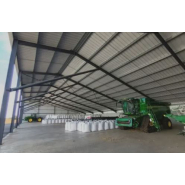 Hangar agricole photovoltaïque bi-pan asymétrique avec ligne de poteaux centrés à l'intérieur_1