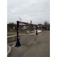 Portique robuste en acier de 200 mm de diamètre pour zones de covoiturage