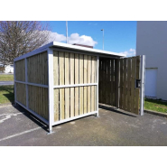 Rangement ordonné pour 6 à 8 vélos dans un abri en bois