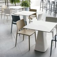 Chaise empilable Bakhita pour restaurants et collectivités - intérieur et extérieur - technopolymère - fabriquée en Italie_1