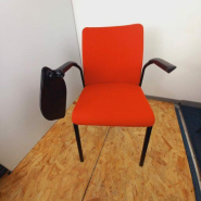 Chaise visiteur empilable avec tablette écritoire - Steelcase Eastside d'occasion - confortable_1