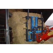 Outil agricole avec ouverture simultanée des mâchoires