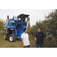 Machine New Holland pour vendange d’olives avec une capacité de 4000 litres