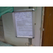 Vitrine mobile pour affichage avec système de fixation antivol