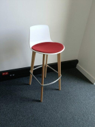 Tabouret de restaurant Lottus Wood d'occasion - structure en chêne, assise tapissée rouge et bordeaux - design moderne_1