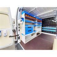 Véhicule utilitaire avec rails d’arrimage et sangles pour outils imposants