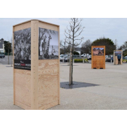 Mobilier totem d'exposition extérieur en bois pour photographies - Format 1 150 x 600 x 2 450 mm_1