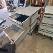 Caisson roulant avec 3 tiroirs - USM Haller d'occasion - structure en acier chromé et panneaux thermolaqués_1